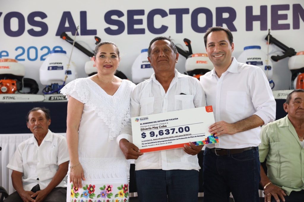 En gira de trabajo por Bokobá, Vila Dosal entregó estímulos económicos, equipos y herramientas por 4.7 millones de pesos a 959 productores de henequén