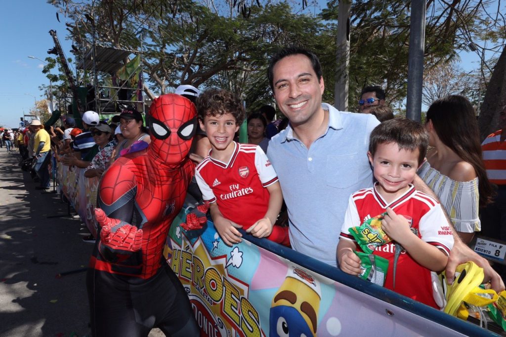 El Gobernador Mauricio Vila Dosal pasa un día familiar en el Carnaval Mérida 2020