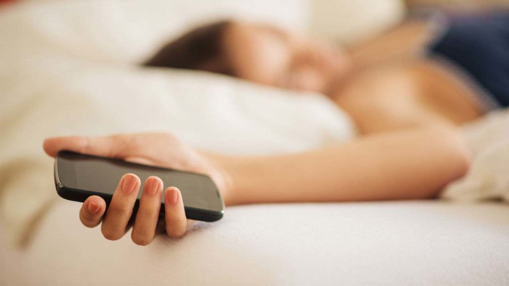 Dormir con el celular a lado daña la salud