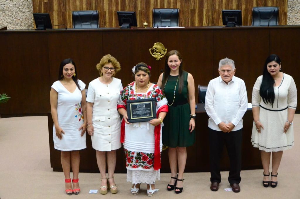 Entregan a destacada partera yucateca el Reconocimiento “Pánfilo Novelo Martín”