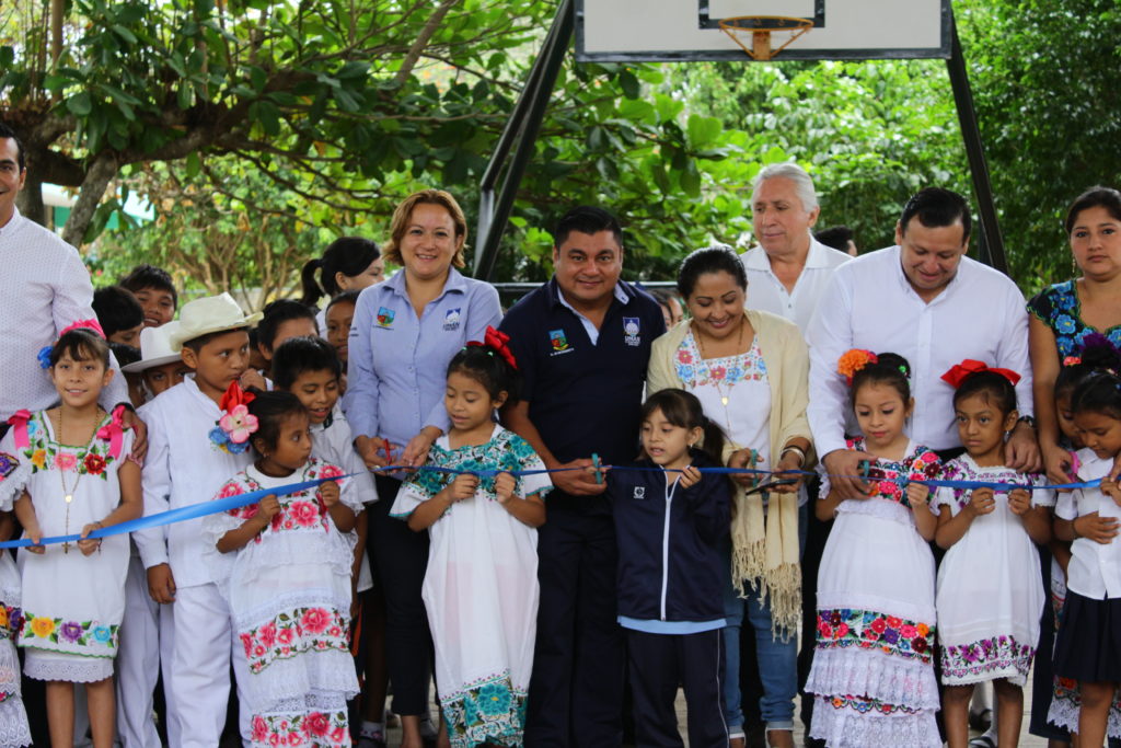 El alcalde de Umán entrega domo a favor de infantes umanenses
