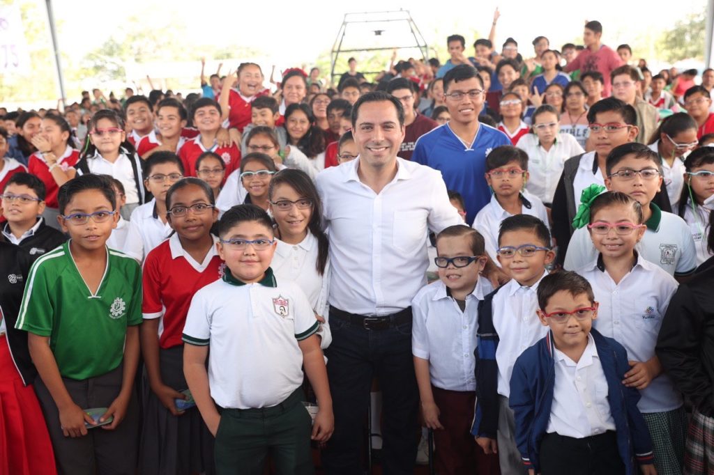 La vida de niños de primarias y secundarias con dificultades de la vista mejora con la entrega de lentes gratuitos