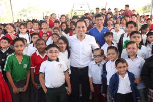 La vida de niños de primarias y secundarias con dificultades de la vista mejora con la entrega de lentes gratuitos