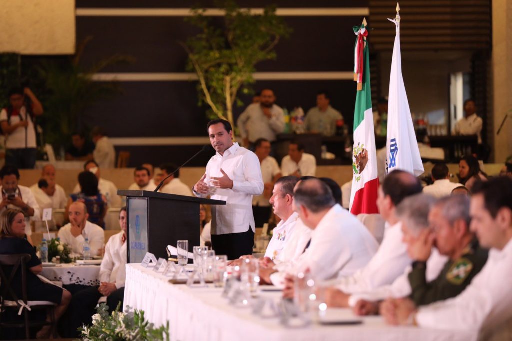 Vila Dosal encabezó la ceremonia en la que rindió protesta Fernando Ponce Díaz como nuevo presidente del centro empresarial Mérida de la Coparmex