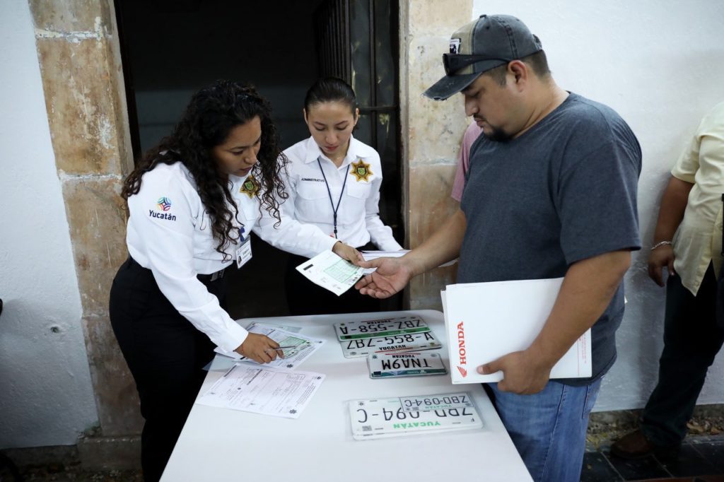 Ciudadanos resaltan procesos ágiles y atención de calidad en trámite de renovación de placas