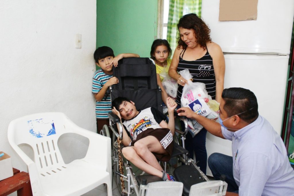 El presidente municipal de Umán sigue apoyando a quien más lo necesita