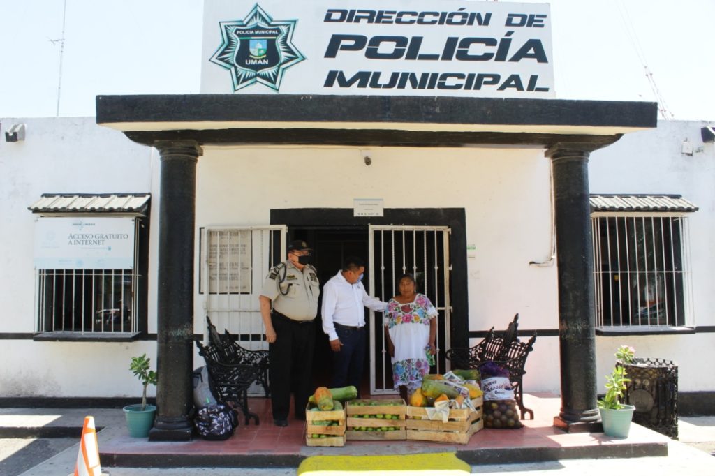 El alcalde de Umán hace entrega de su mercancía a doña Candita Carrillo
