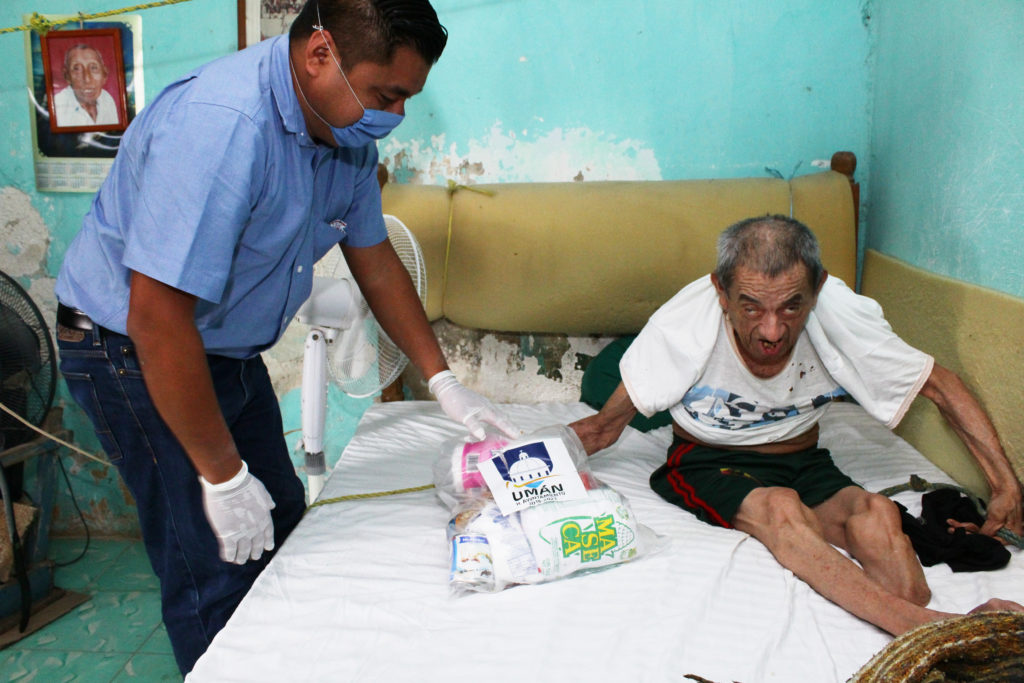 El presidente municipal de Umán siempre al pendiente de las personas más vulnerables