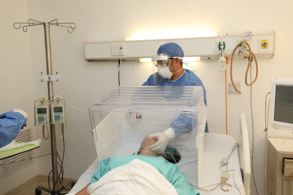El Gobierno del Estado recibe 500 innovadoras cajas antiaerosol para proteger al personal médico que atienda a pacientes con Coronavirus
