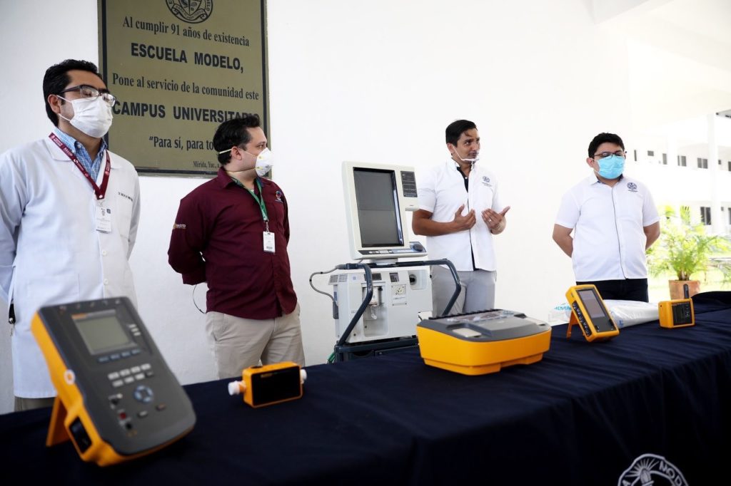 Gobierno del Estado recibe equipo biomédico y ventilador mecánico de la Universidad Modelo, instrumentos indispensables en la labor médica durante contingencia por Coronavirus