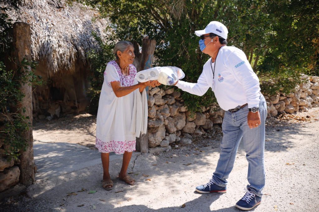 Casa por casa el Gobierno del Estado continúa con la distribución de ayudas alimentarias a 450,000 hogares yucatecos