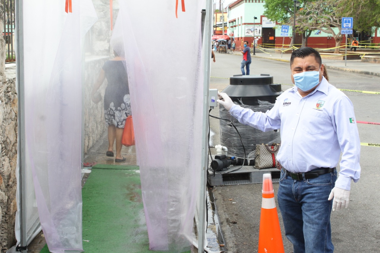 El alcalde de Umán supervisa los túneles sanitizantes instalados para la prevención del COVID-19