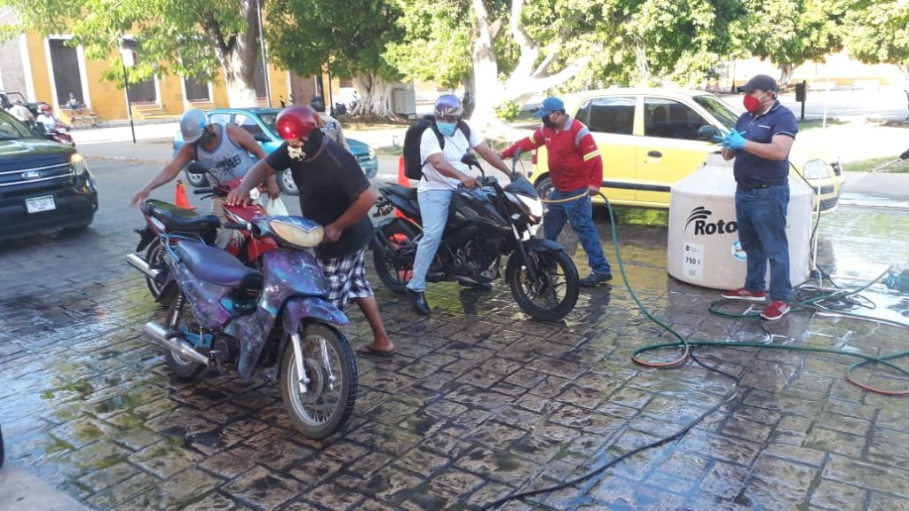 Incrementan medidas de seguridad sanitizando vehículos en Izamal y comisarías