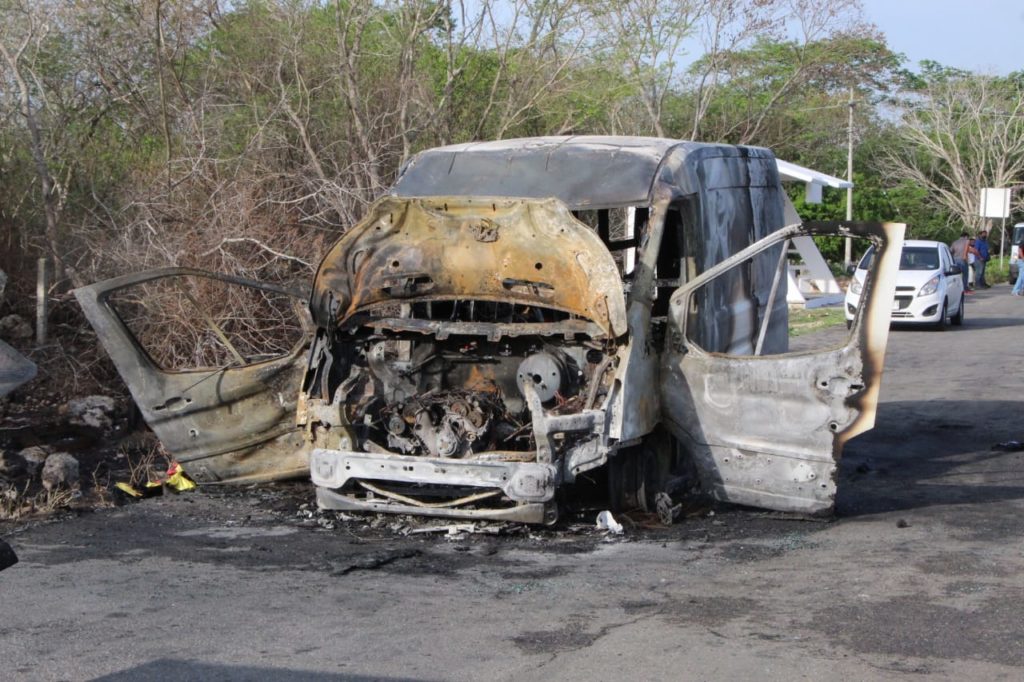 Fuerte incendio consume camioneta en carretera