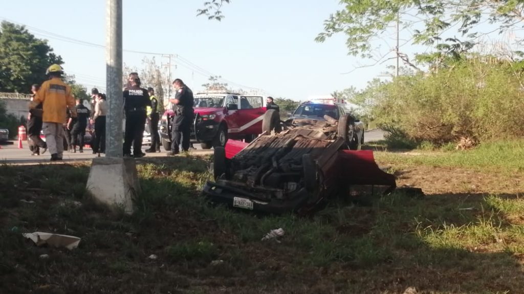 Pareja vuelca en periférico