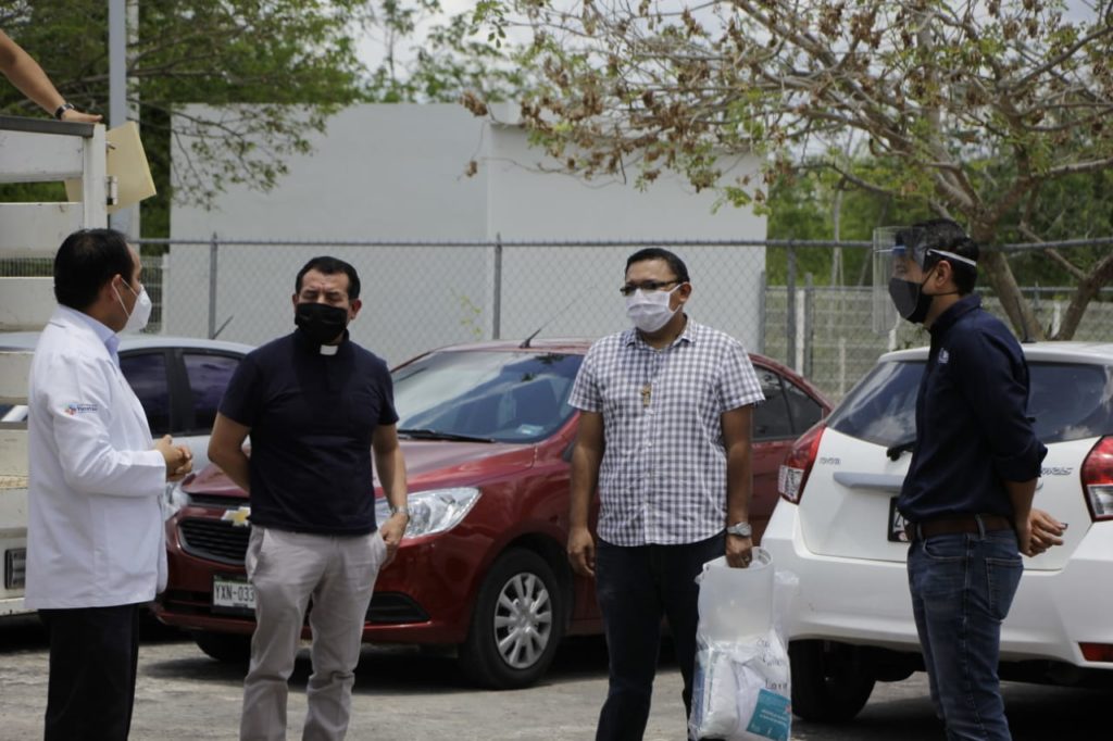 El presidente municipal Diego Avila entrega donación de insumos al Hospital General de Tekax-INSABI