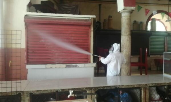 El alcalde de Umán supervisa la sanitización del mercado municipal
