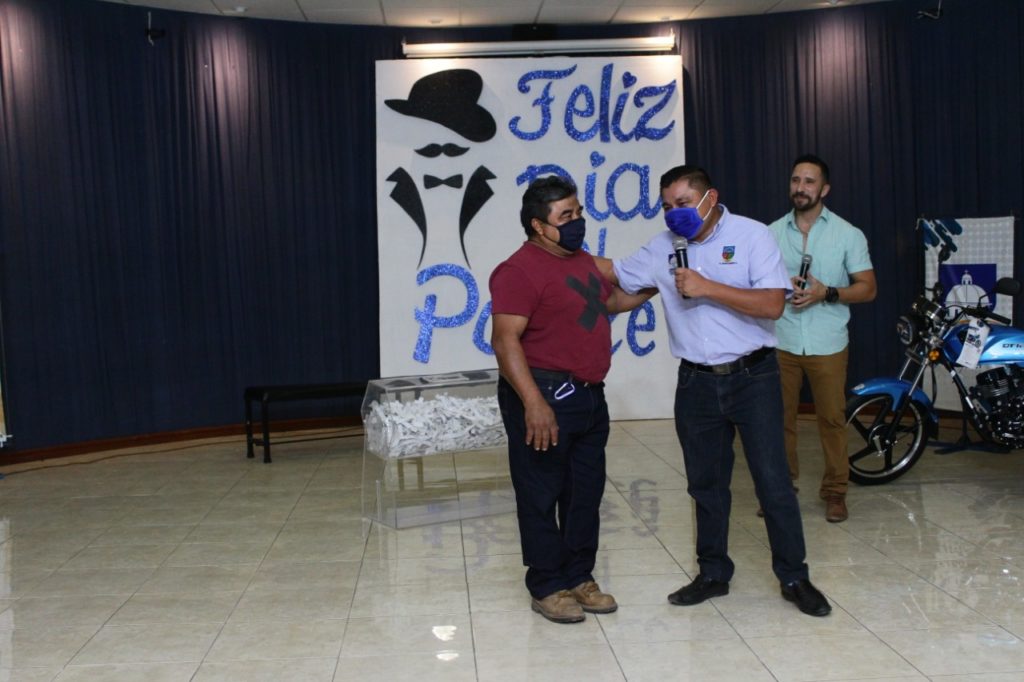 A través de una transmisión en vivo el Ayuntamiento de Umán celebró a todos los papás en su día