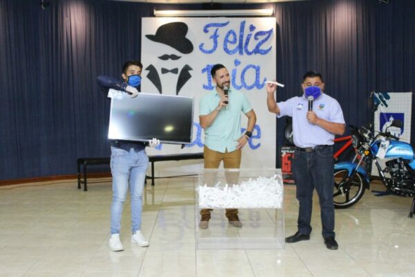 A través de una transmisión en vivo el Ayuntamiento de Umán celebró a todos los papás en su día