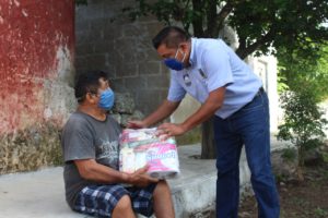 El alcalde de Umán entrega casa por casa despensas a las personas que más lo necesitan de la comisaría de Hotzuc