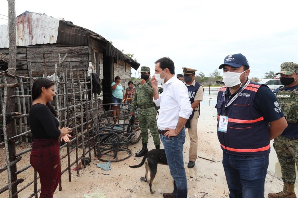 Casa por casa, el Gobernador Mauricio Vila Dosal invitó a la población de Celestún a trasladarse a refugios temporales para salvaguardar su vida y la de sus familiares