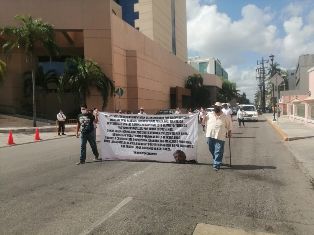 Jubilados de PEMEX bloquean calle 60 como protesta por falta de servicio de salud