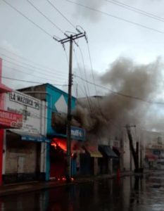 Sofocan incendio de un comercio de plásticos