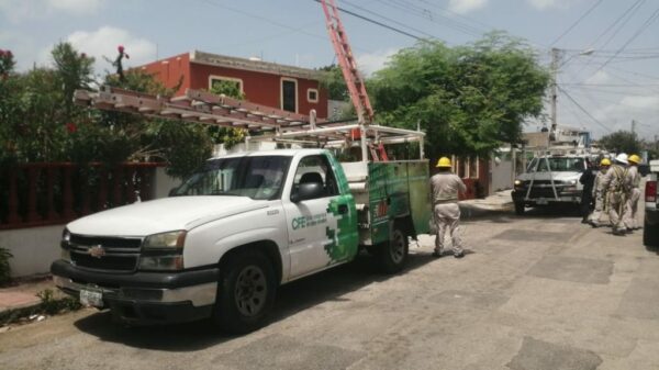 Vecinos de Pacabtún retienen caminioneta de CFE
