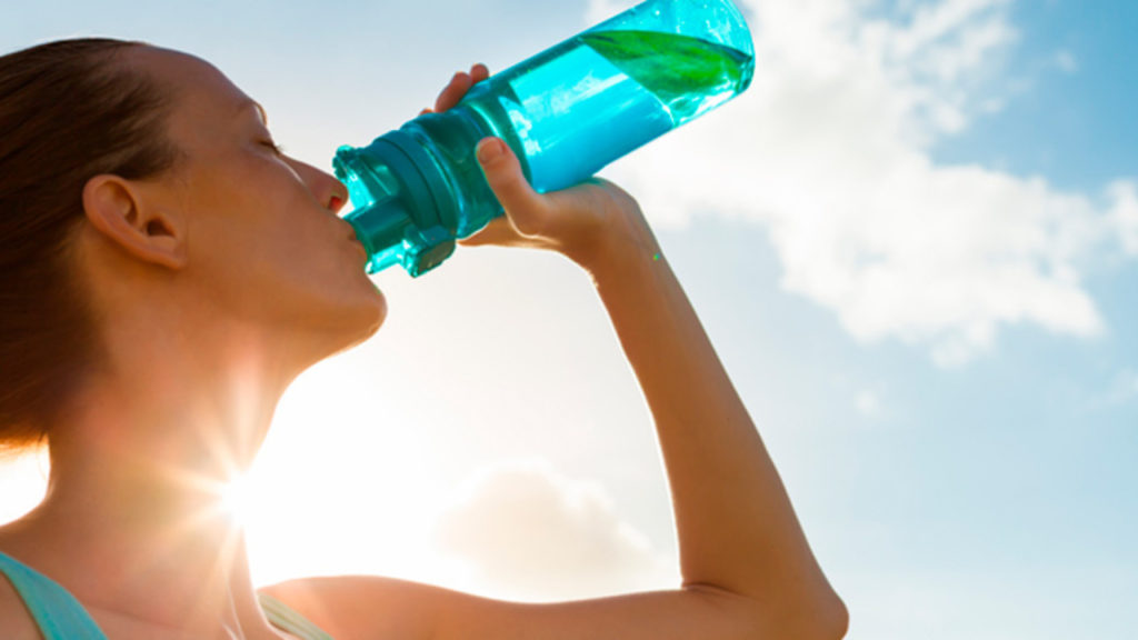 En esta canícula, hidrate con agua no con refrescos embotellados