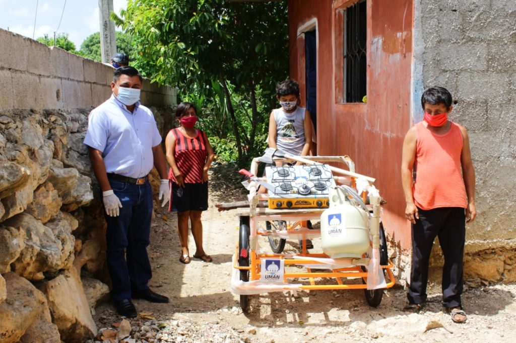 El alcalde de Umán entrega triciclo y otros artículos a familia que en días pasados sufrieron de un robo