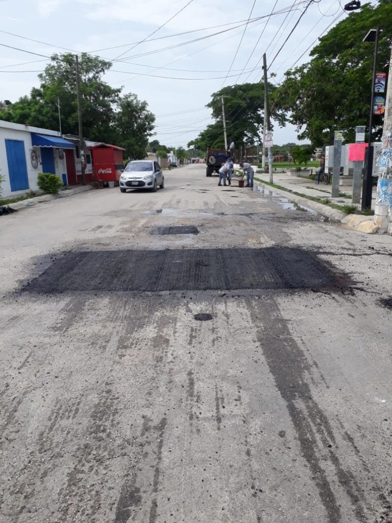 El Ayuntamiento de Umán continúa con los trabajos de bacheo para mantener la ciudad en buenas condiciones