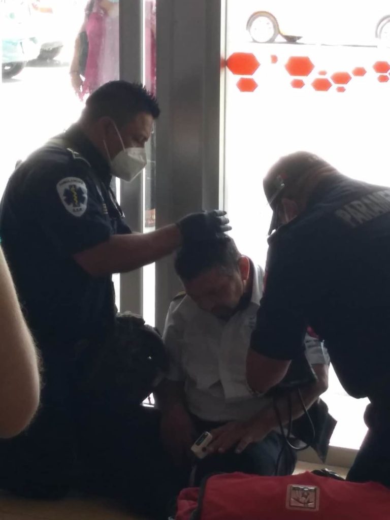 Golpean a guardia de seguridad en Macro Plaza