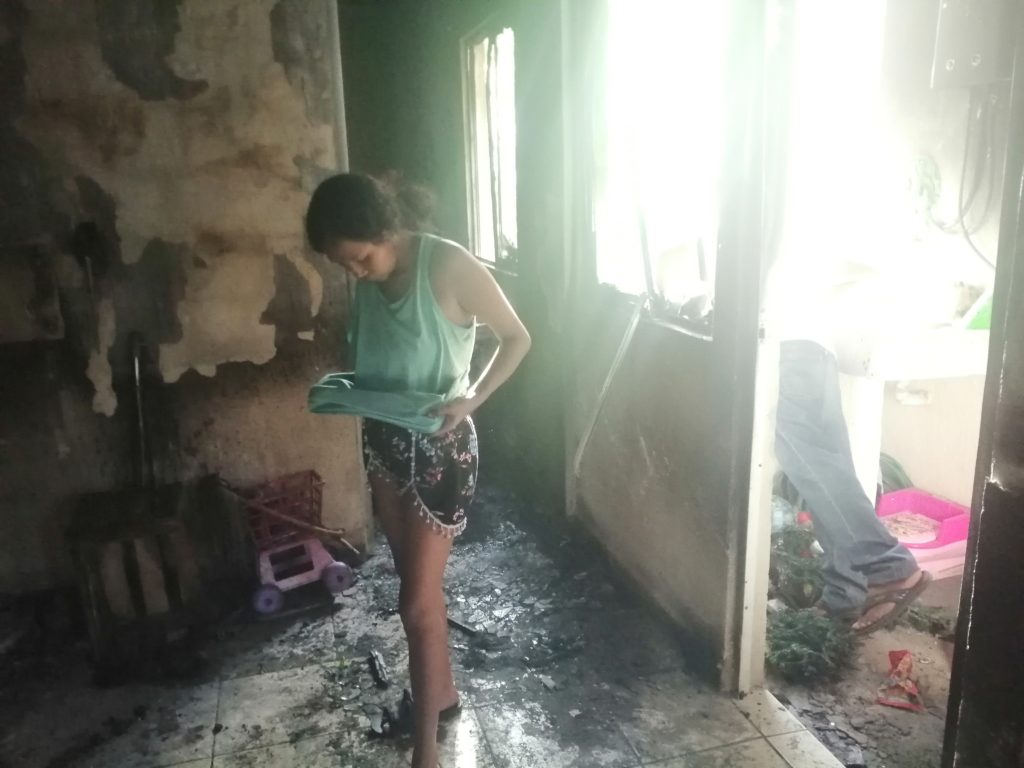 Padre se avienta de segundo piso en incendio