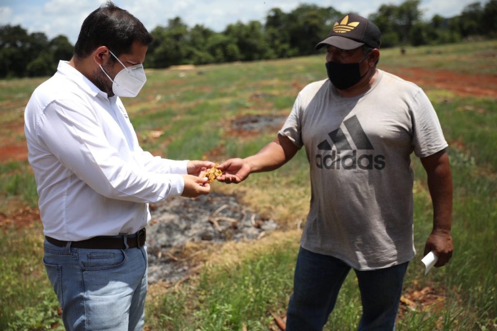 El Gobierno del Estado ya otorgó, a la fecha, más 3.5 millones de pesos en créditos a productores agrícolas que perdieron sus cultivos en 37 municipios, a fin de que puedan retomar sus actividades en el campo. Por disposición del Gobernador Mauricio Vila Dosal, el titular de la Secretaría de Desarrollo Rural (Seder) Jorge Díaz Loeza, entregó financiamientos a campesinos de la unidad productiva “Arado Santo Domingo” de este municipio, como parte del Plan Estatal para Impulsar la Economía, los Empleos y la Salud de los Yucatecos. Los beneficiarios con los créditos del Fondo de Crédito Agropecuario y Pesquero de Yucatán (Focapy), pertenecen a los municipios de Abalá, Acanceh, Akil, Baca, Buctzotz, Calotmul, Cansahcab, Chacsinkín, Chicxulub Pueblo, Chocholá, Conkal, Cuzamá, Dzilam González, Dzidzantún, Ixil, Izamal, Kanasín, Kaua, Maní, Mérida, Mocochá, Oxkutzcab, Panabá, Progreso, Sacalum, Seyé, Sotuta, Tekantó, Tekax, Tekik de Regil, Tekit Pueblo, Temax, Timucuy, Tixkokob, Tixpéual, Tizimín y Tunkás. “Como instruyó el Gobernador estamos otorgando apoyos para reactivar estas unidades de producción ya que una hectárea de tomate genera hasta 10 empleos y ahora no existen. La gente necesita recursos accesibles y a través del Focapy podemos otorgar créditos a los productores para reactivar la producción y empleos en esta zona” explicó el titular de la Seder. En la unidad productora Arado Santo Domingo de Oxkutzcab, Ricardo Chablé Cardeña, horticultor de papaya y tomate, fue uno de los beneficiarios que recibió un cheque por la cantidad de 60 mil pesos para reiniciar sus labores y así obtener ingresos para él y el resto de las personas a las que les otorga empleo, quienes además de la inactividad por la pandemia del coronavirus, también se vieron afectados por las fuertes lluvias recientes. “La pandemia nos ha afectado porque bajaron los precios, el mercado se cierra y es difícil colocar nuestro producto para la venta. Las inundaciones terminaron de borrar con la inversión que habíamos hecho y ahora estamos viendo de qué manera comenzamos de nuevo porque nosotros dependemos del campo”, relató Chablé Cardeña. Ante esto, el productor indicó que el apoyo que se le entregó es un alivio para él y sus colaboradores porque servirá para invertir y poder recuperarse de las pérdidas. Además, explicó que, en tiempos de cosecha da empleo a 50 personas y durante la inversión, crecimiento y trasplante brinda trabajo a otras 20 más. Por tal razón, el horticultor agradeció al Gobernador Mauricio Vila Dosal por el respaldo que está dando a los productores como él, que a falta de dinero no ha podido volver a invertir para reactivar sus cultivos. “Es la primera ocasión que en esta unidad nos abren una puerta para este tipo de apoyos. Estamos viendo que el Gobierno del Estado está haciendo las cosas bien. Gracias a nuestras autoridades que nos están tomando en cuenta”, agregó. A través del Focapy se otorga financiamiento directo con intereses preferentes para llevar a cabo actividades productivas agropecuarias, pesqueras, forestales, agroindustriales, artesanales y otras actividades económicas del sector rural. Los apoyos están destinados al capital de trabajo, así como para la adquisición de insumos de empresas agropecuarias en funcionamiento y cada crédito autorizado fue revisado por un comité técnico para su validación y supervisión, con el objetivo de que cumplan los requisitos establecidos.