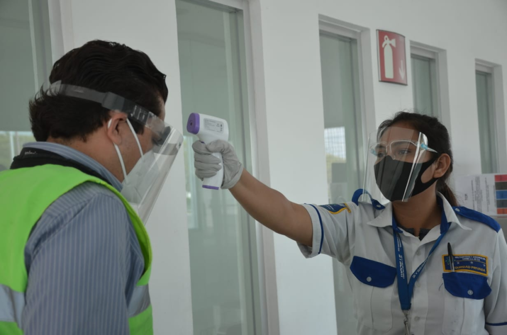 Aplican protocolo de atención a casos sospechoso de COVID-19 en el aeropuerto de Mérida