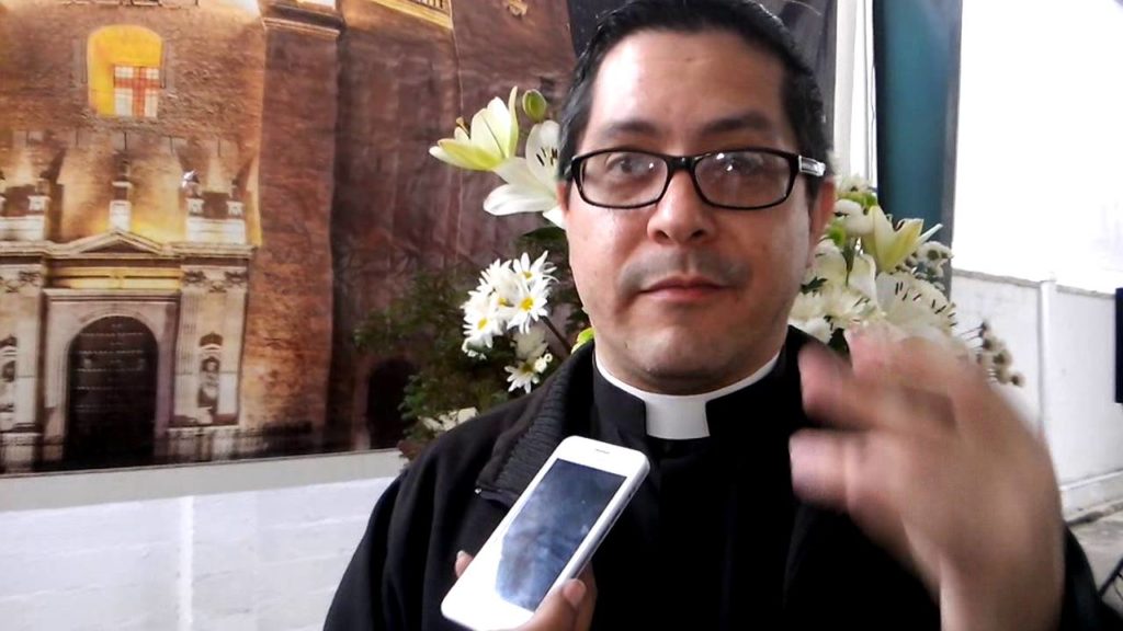 Sacerdotes aumentan riesgo de contraer COVID ante aumento de contagios