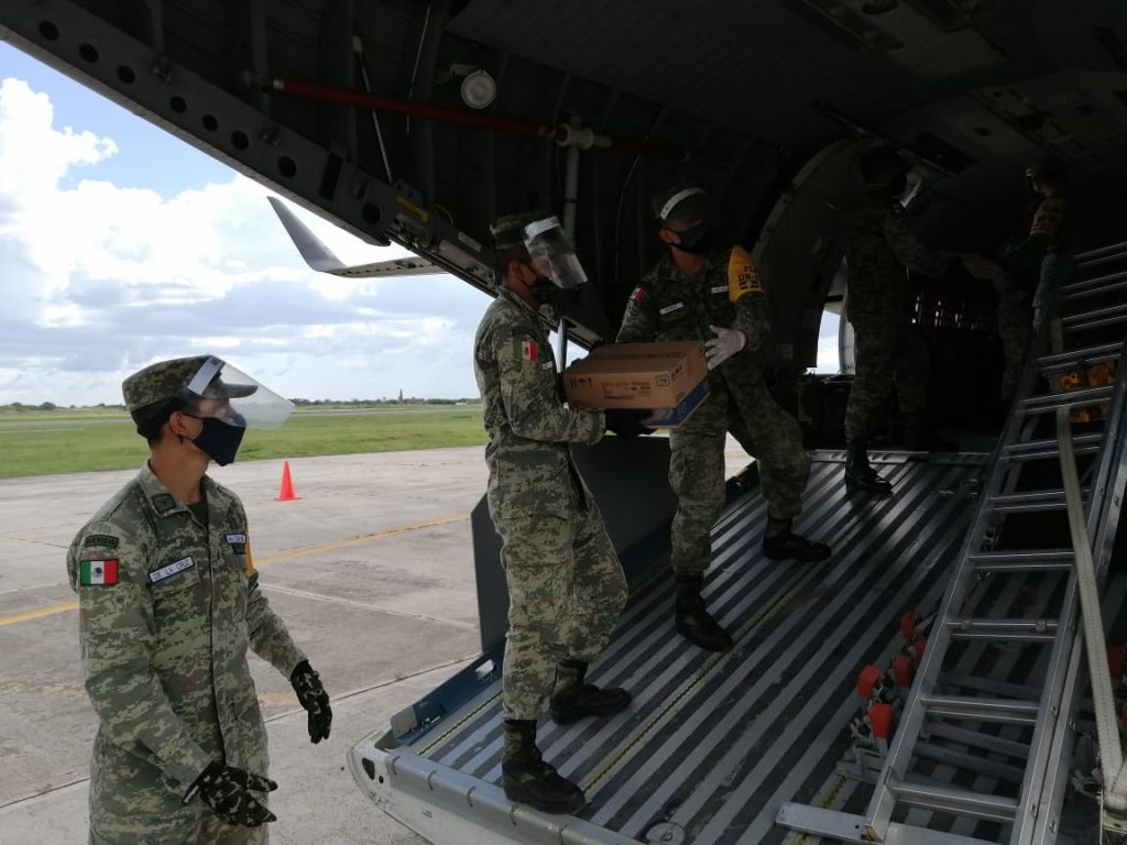 Aterriza aeronave de la SEDENA en la Base Aérea Militar No. 8, trasladando 1 tonelada de insumos médicos