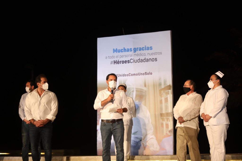 En reconocimiento al personal médico de Yucatán iluminan el viaducto de arcos de Progreso