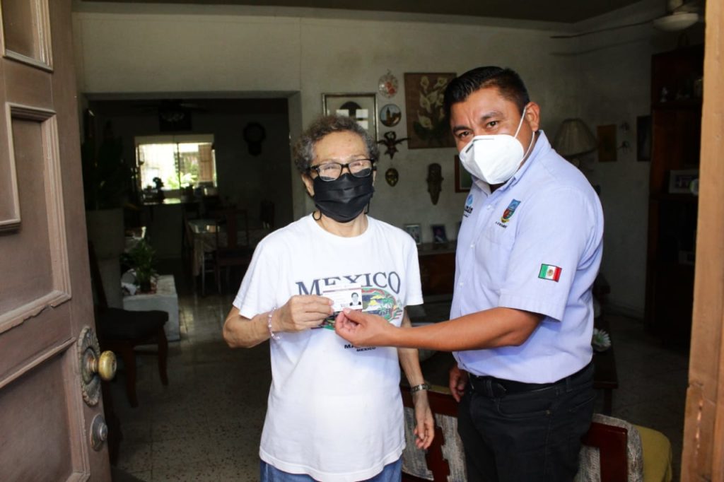 El presidente municipal de Umán entrega la tarjeta del INAPAM en el domicilio de cada adulto mayor