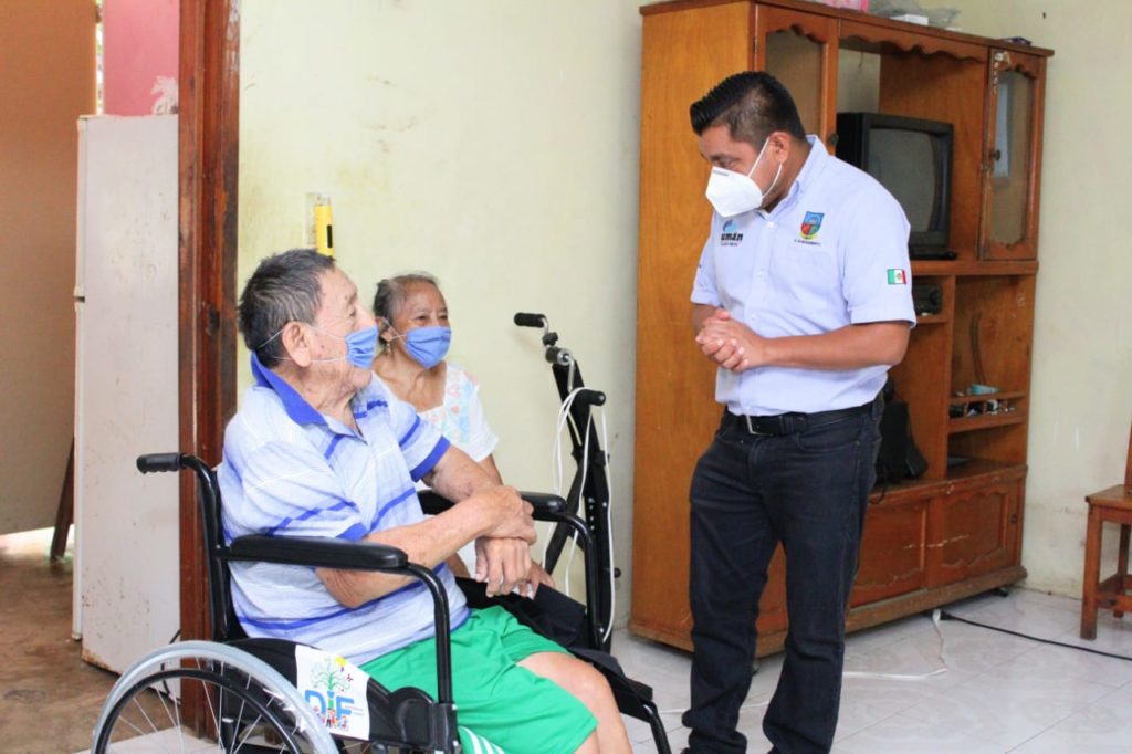 El alcalde de Umán siempre al pendiente de los adultos mayores