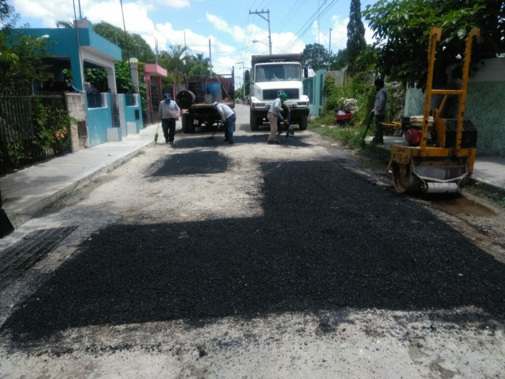 El Ayuntamiento de Umán sigue con los trabajos de bacheo