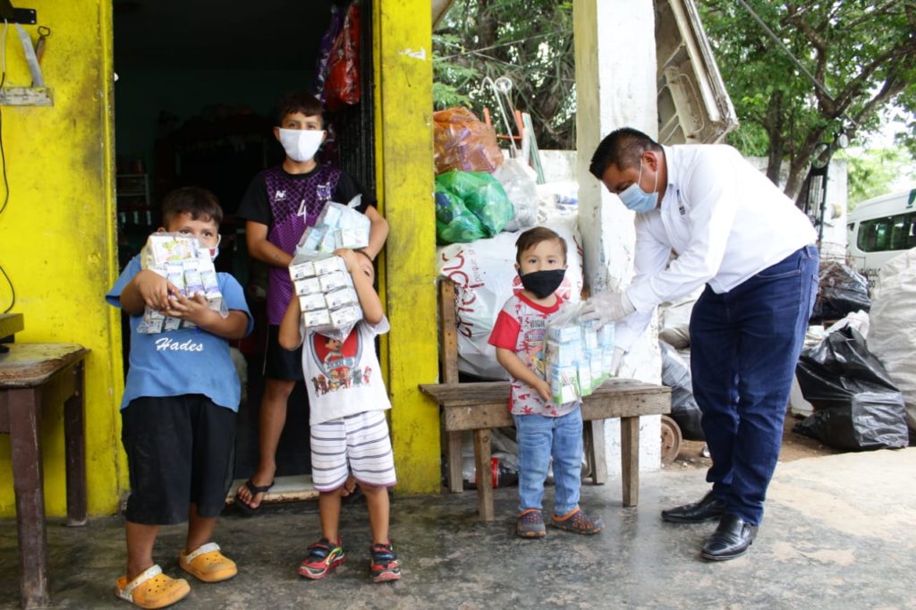 El alcalde de Umán entrega apoyos alimentarios a las personas que más lo necesitan