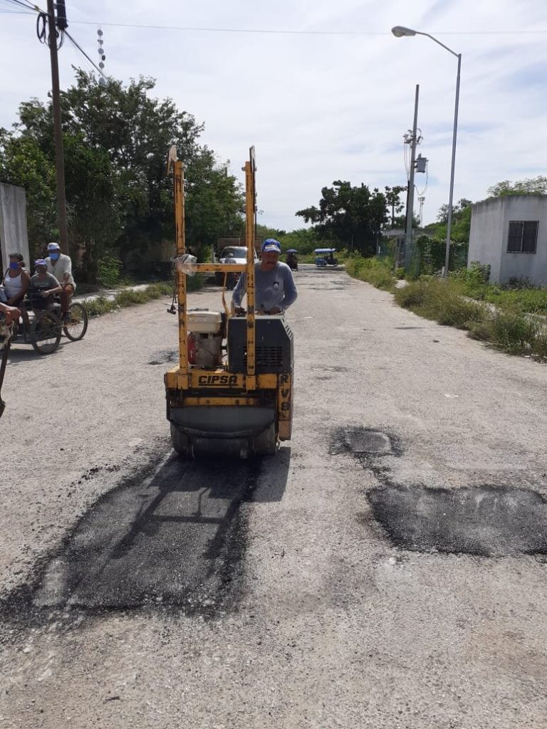 El Ayuntamiento de Umán continúa dando mantenimiento a las calles de las colonias, fraccionamientos y comisarías