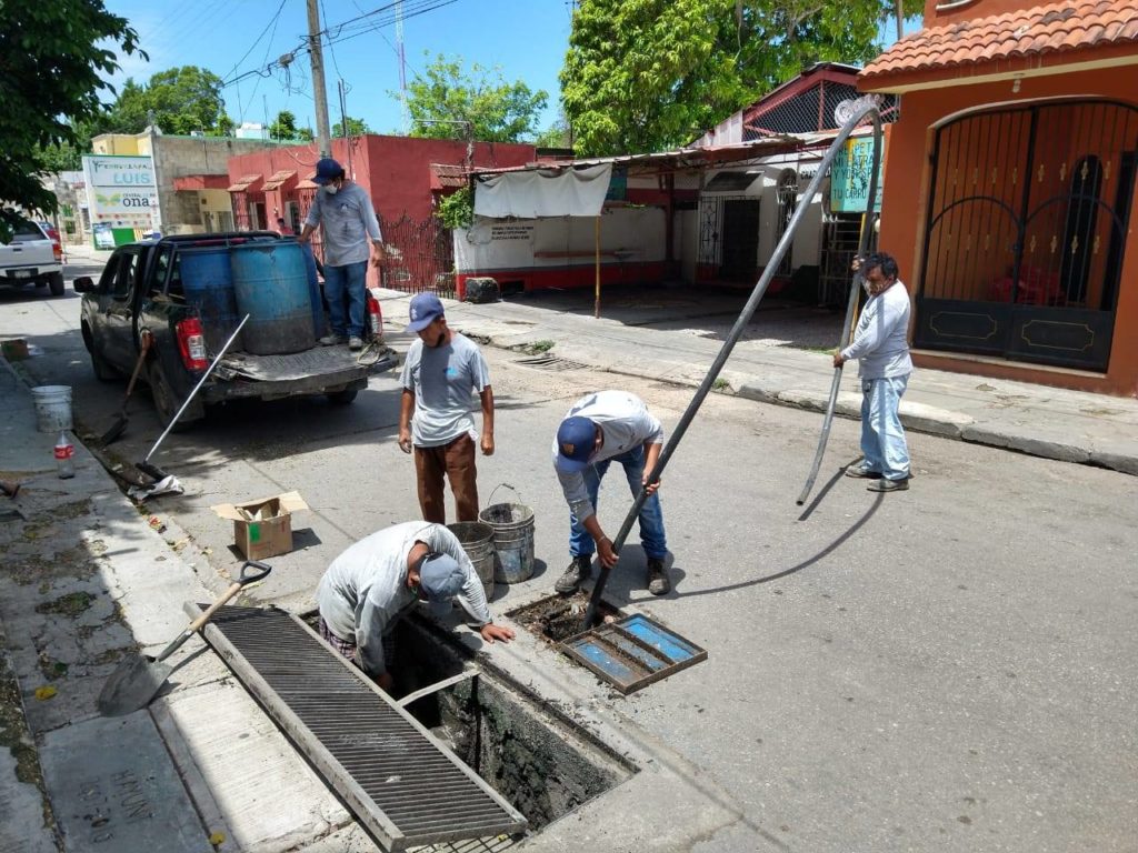 Continúa el Ayuntamiento de Umán con el desazolve y limpieza de pozos y rejillas