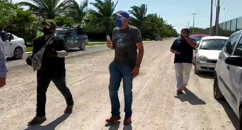 2 milones pretende cobrar Julian Sacarías a empresarios para consntruir una calle