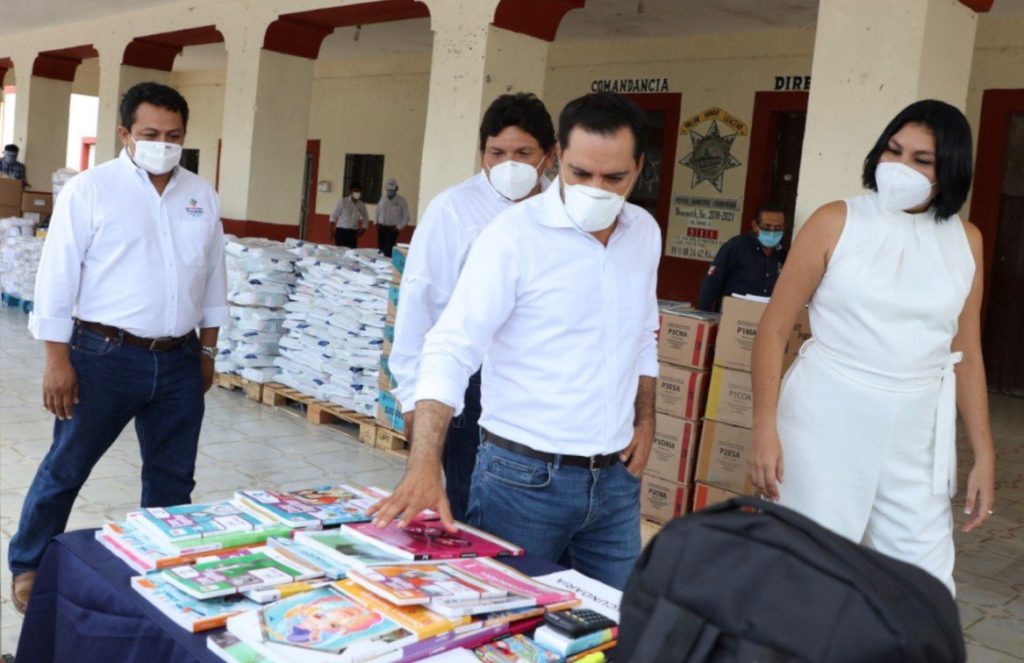 El Gobernador Mauricio Vila Dosal realiza gira de trabajo por Chicxulub Pueblo y Dzoncauich para supervisar la entrega de útiles escolares del programa “Impulso Escolar”