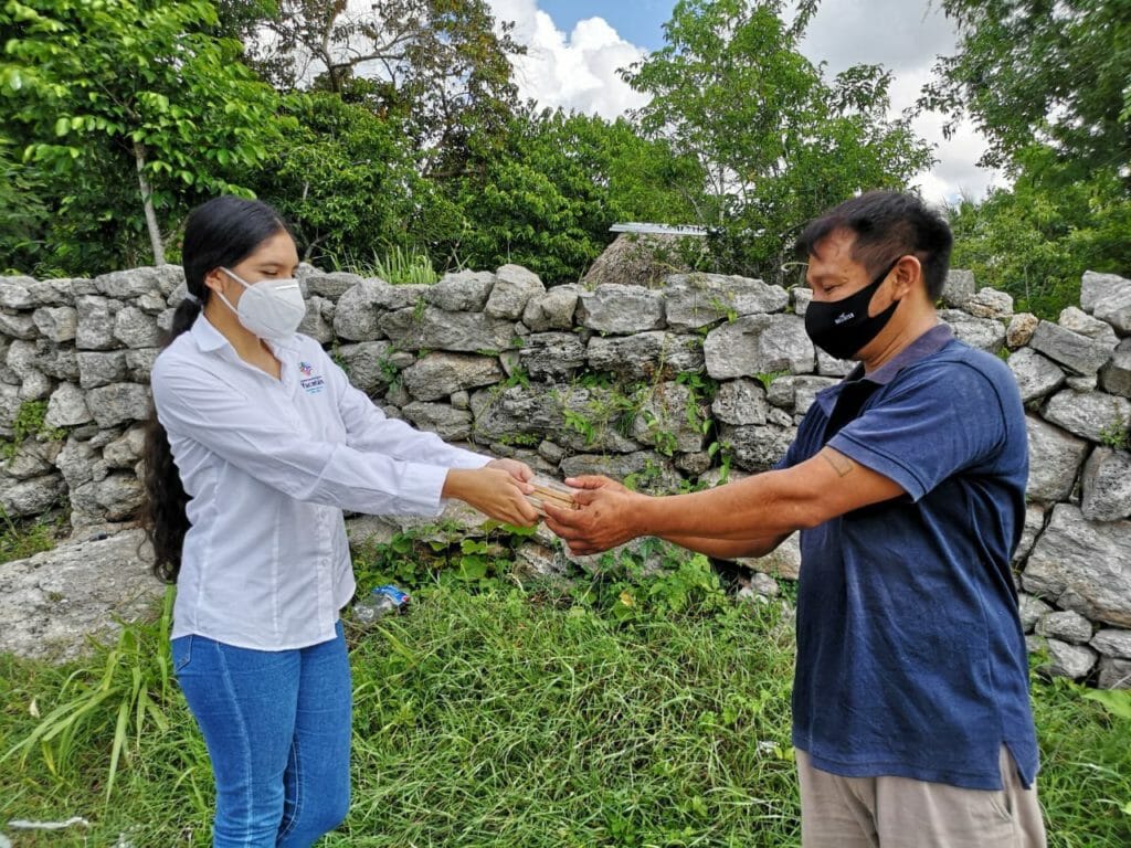 Gobierno del Estado continúa entregando apoyos a apicultores yucatecos