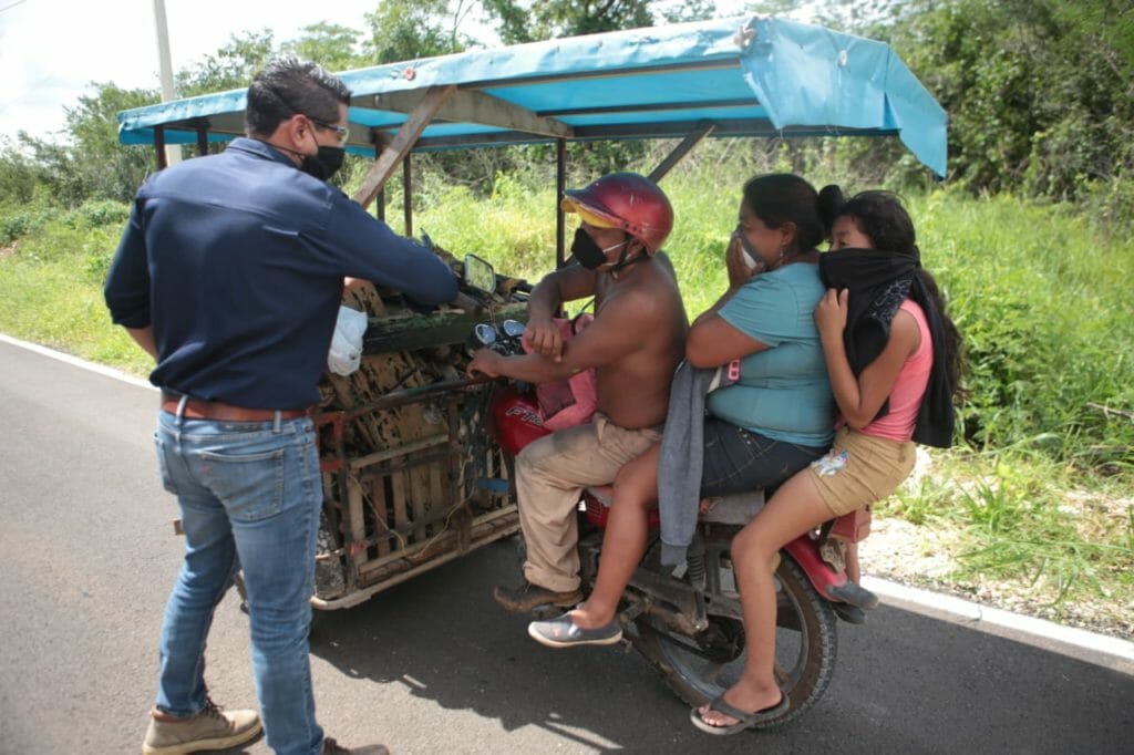Continúan los trabajos de reconstrucción, rehabilitación y conservación de la carretera antigua Tekax-Xaya el cual tenía más de 30 años sin que tuviera alguna intervención