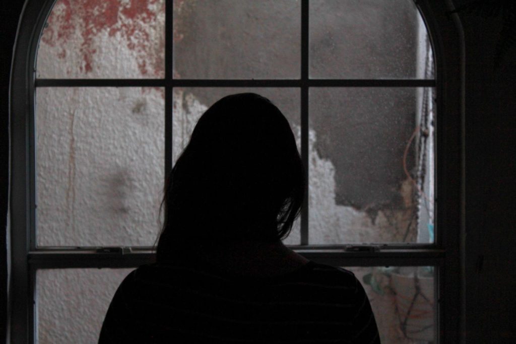 Mujeres víctimas de violencia huyen de casa porque las autoridades no quieren trabajar