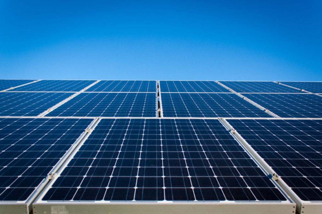 Faltan más proyectos de energías renovables para que las tarifas bajen en la entidad